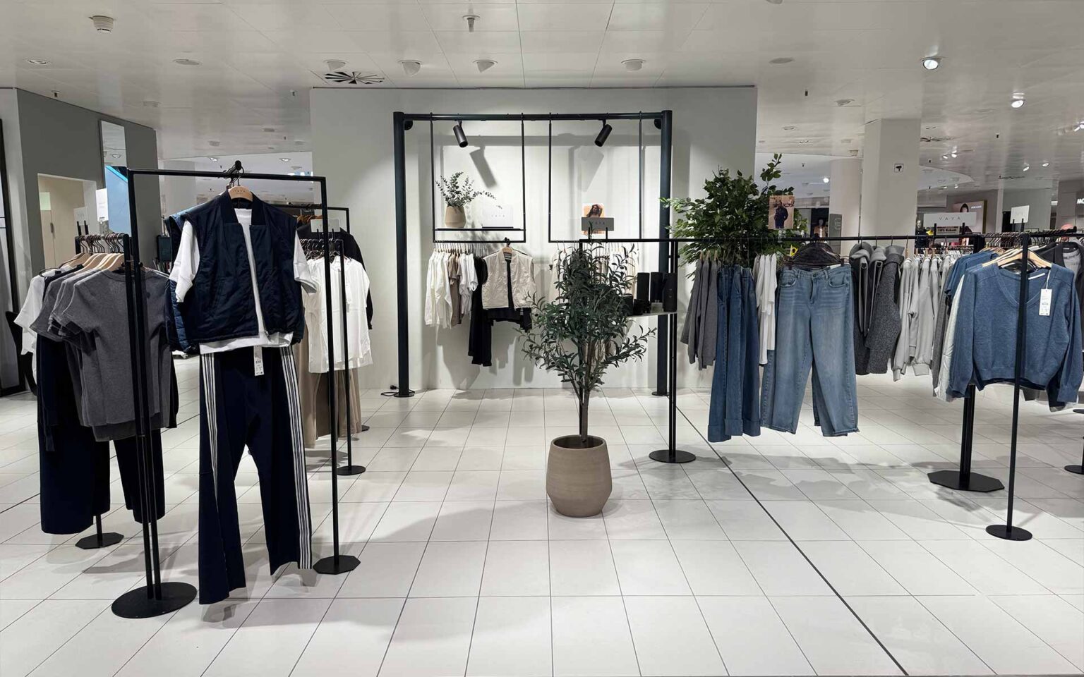 Geräumige YAYA Fläche in der Damenabteilung