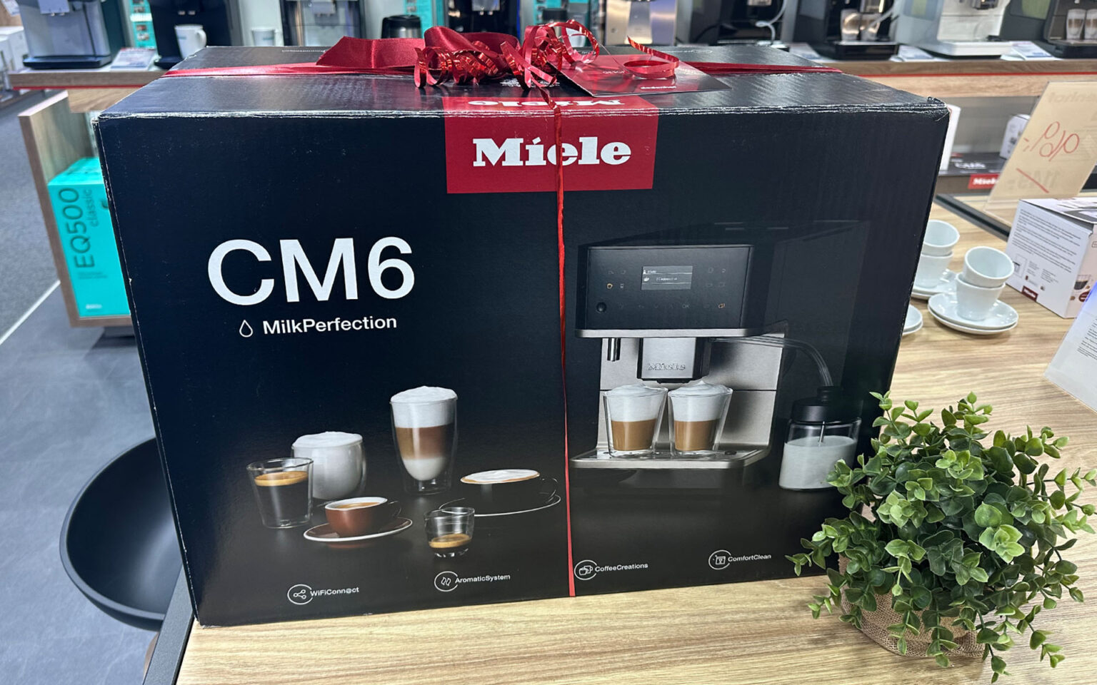 Kaffeevollautomat von Miele mit roter Schleife