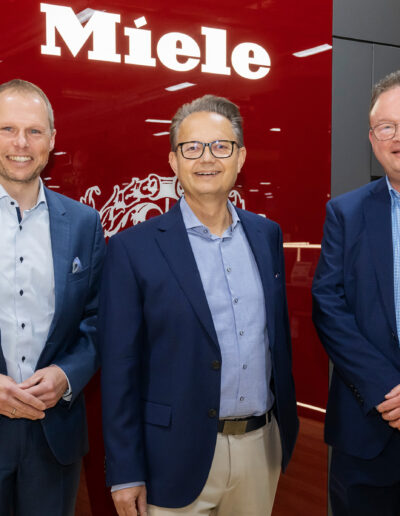 Thomas Dodenhof, Klaus Pechmann und Miele Bereichsleiter bei der Eröffnung der MieleWelt