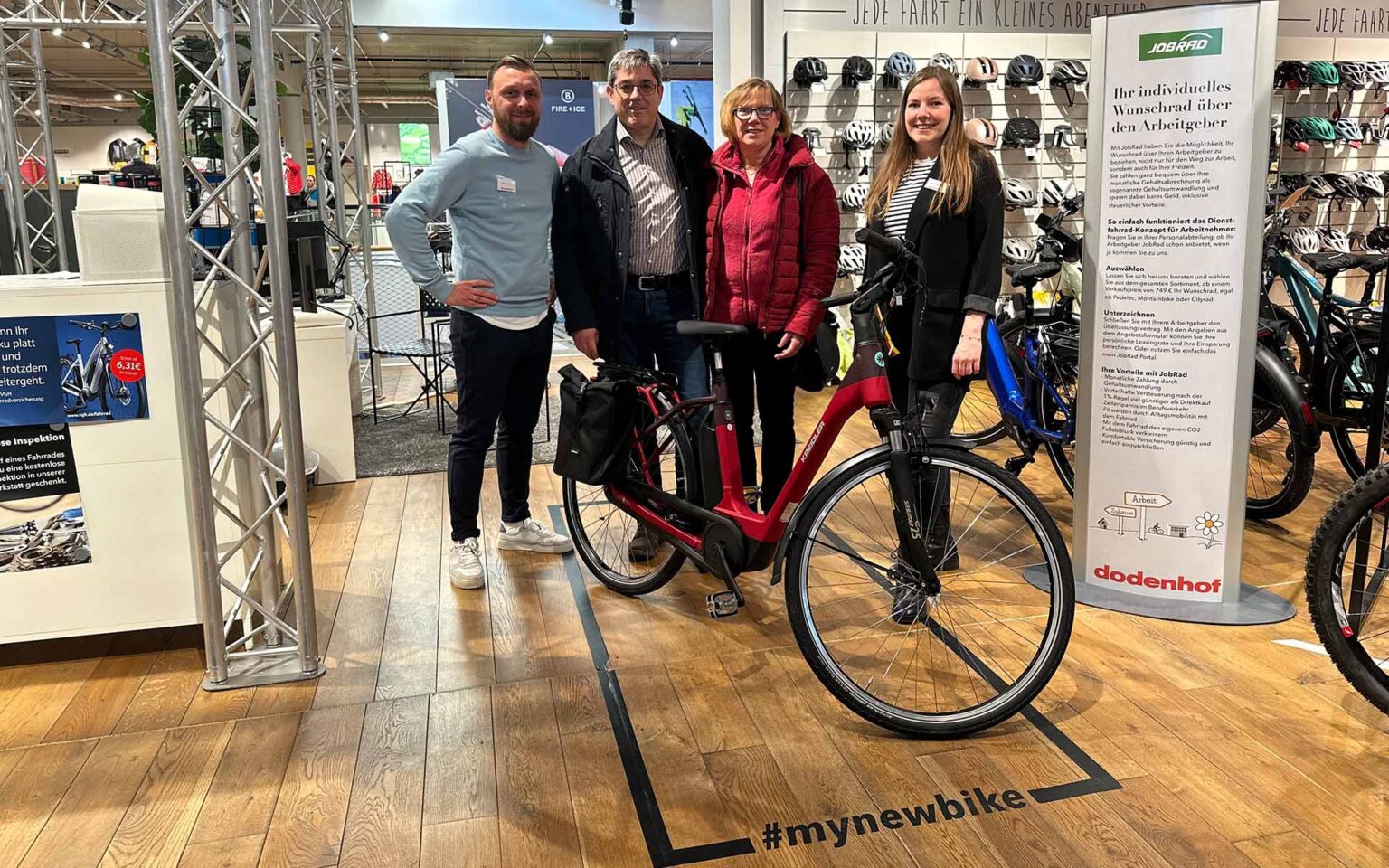 Zwei Kunden und zwei Mitarbeiter mit dem E-Bike