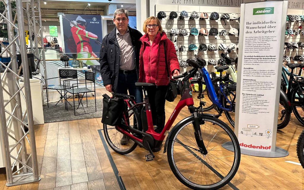 Zwei Kunden mit E-Bike in der SportWelt