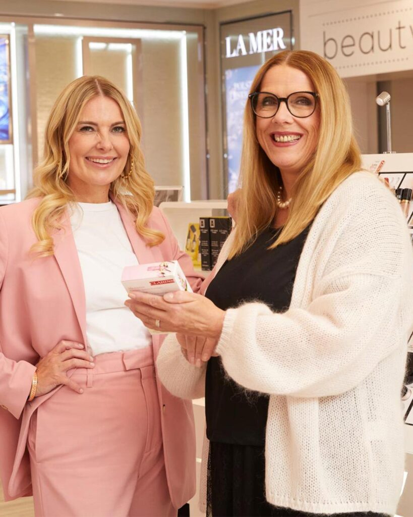 Zwei Expertinnen aus der Parfümerie und beauty lounge