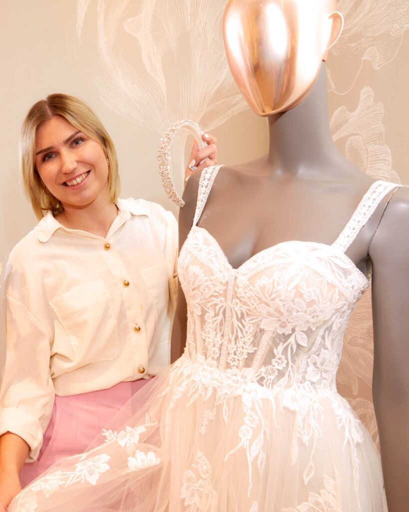 Beraterin mit Brautkleid