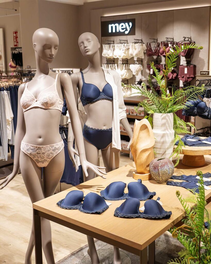 Blaue und weiße Dessous an Modepuppe