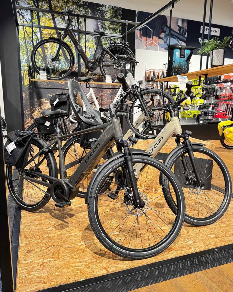 Zwei E-Bikes in grau und beige
