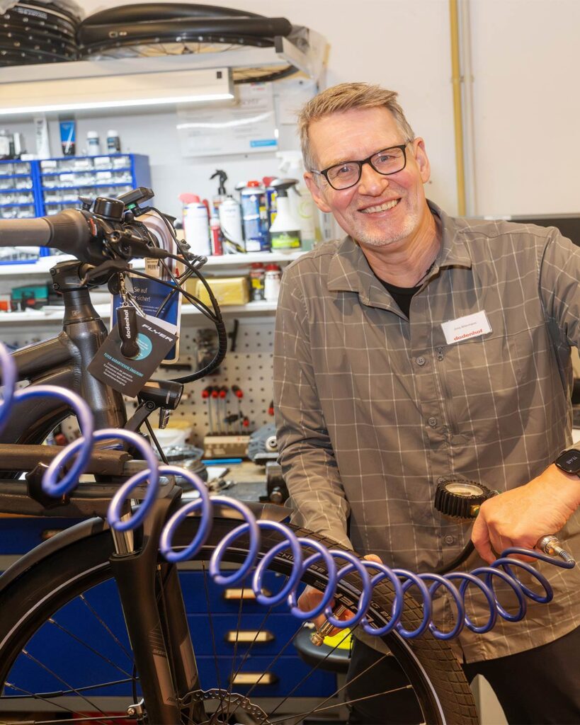 Mitarbeiter am Luft prüfen am Fahrrad