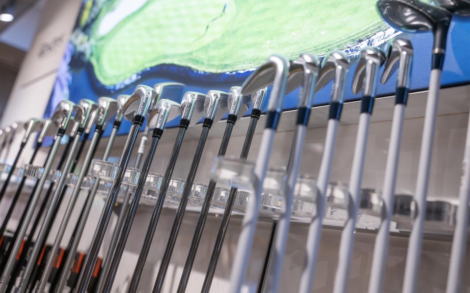 Golfschläger hängen in der Sportwelt