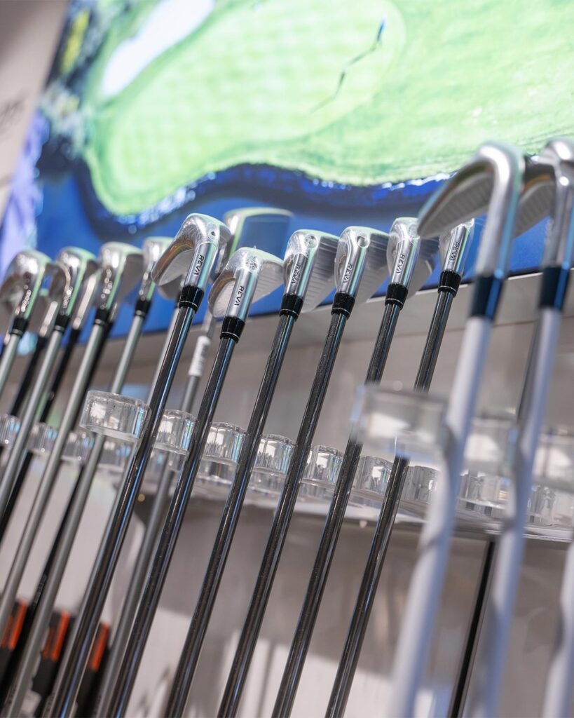 Verschiedene Golfschläger hängen in der Golfabteilung