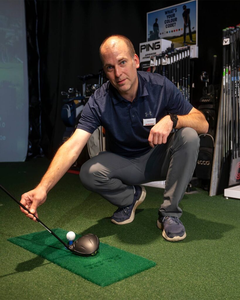 Mitarbeiter beim Golf im Golfsimulator