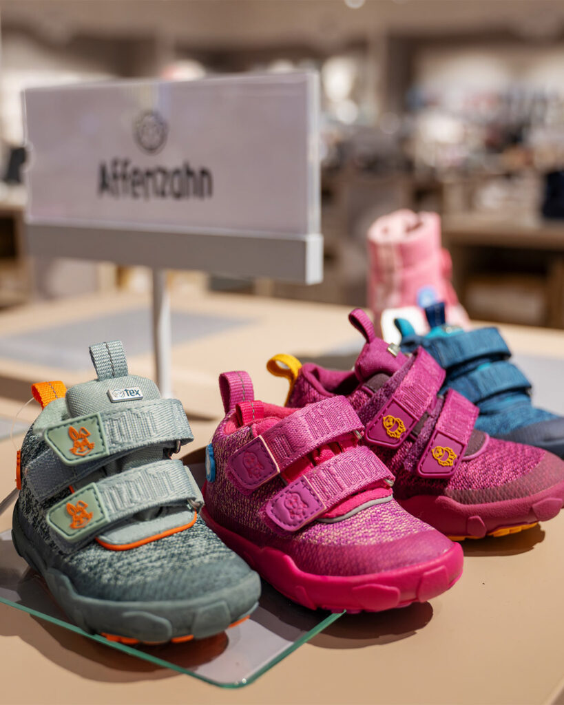 Grüne, pinke und blaue Kinderschuhe von Affenzahn