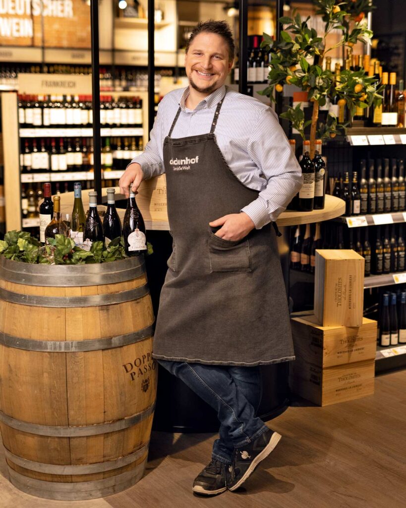 Berater in der Weinabteilung der GenießerWelt