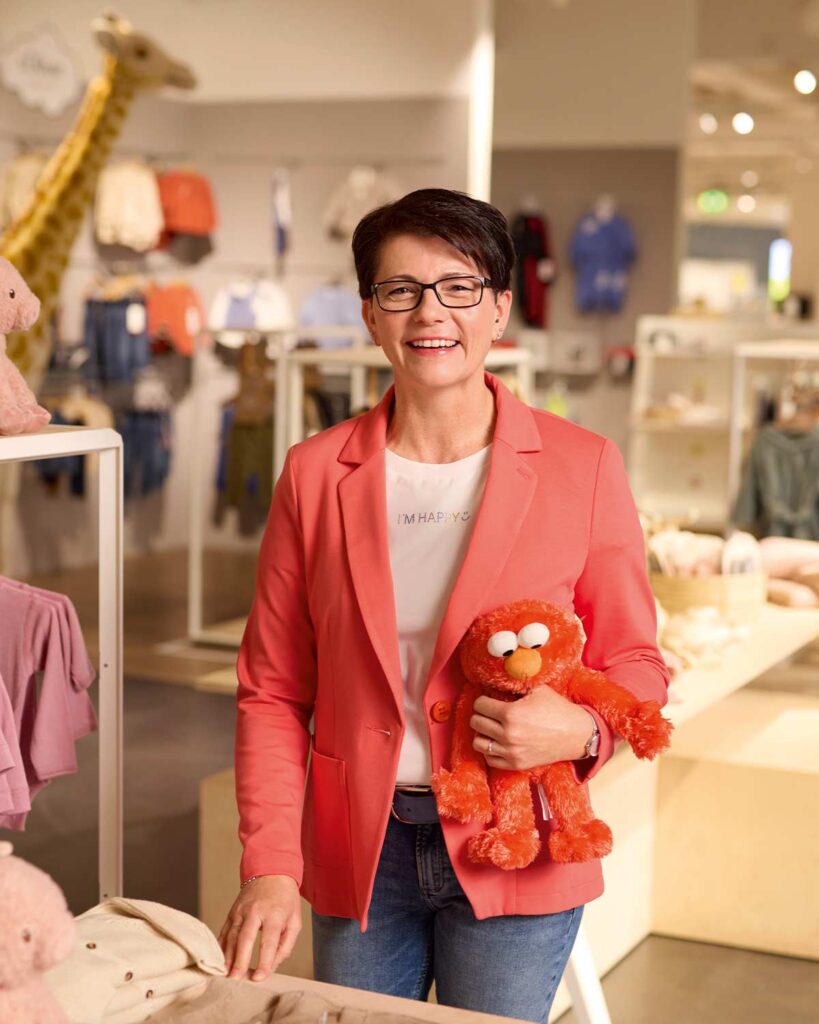 Beraterin in der KinderWelt mit Kuscheltier in der Hand
