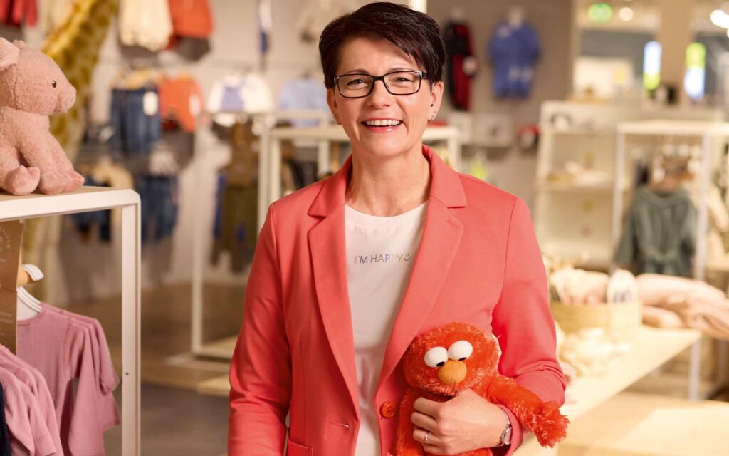 Beraterin in der KinderWelt mit Kuscheltier in der Hand