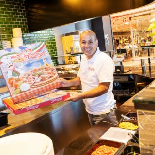Ciao Bella Mitarbeiter mit großen Pizza Kartons