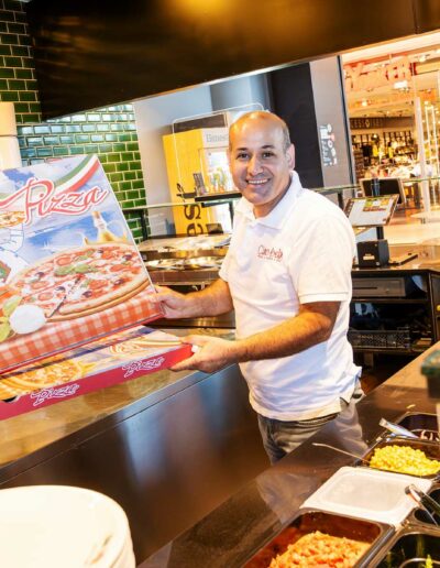 Ciao Bella Mitarbeiter mit großen Pizza Kartons