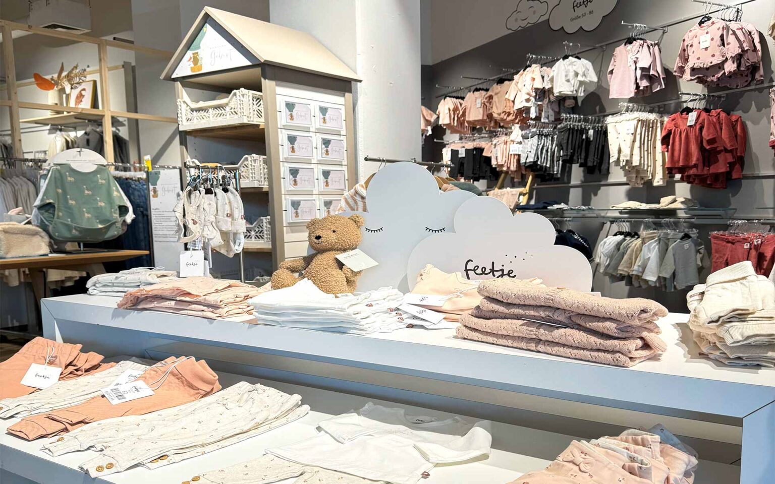 Pastellfarbene Hosen und Oberteile für Babys in der Kinderabteilung