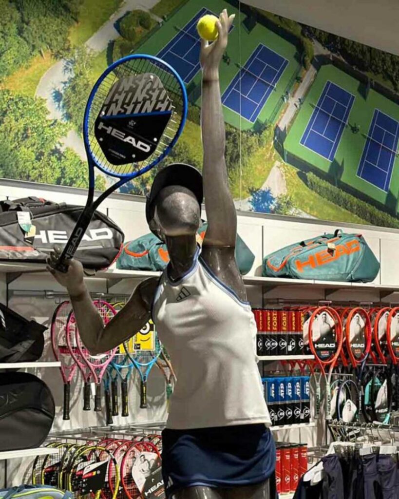 weibliche Figur beim Aufschlag in der Tennisabteilung in der SportWelt