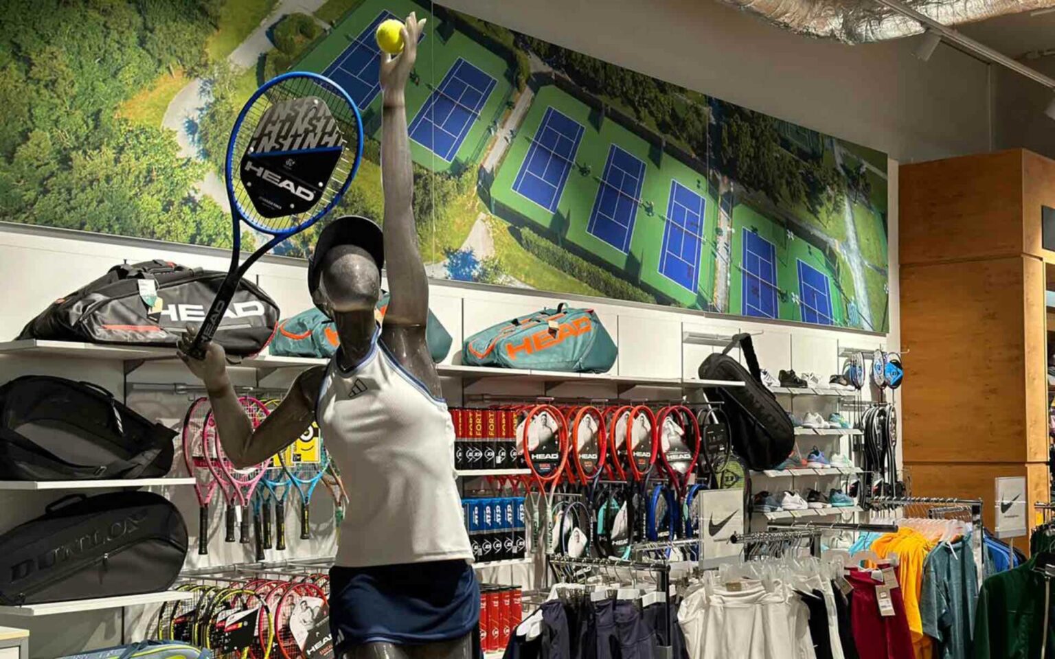 weibliche Figur in der Tennisabteilung in der SportWelt