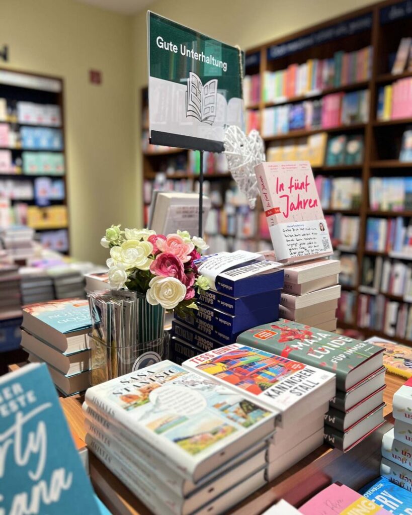 Bücherstapel auf einem Tisch in der Buchhandlung