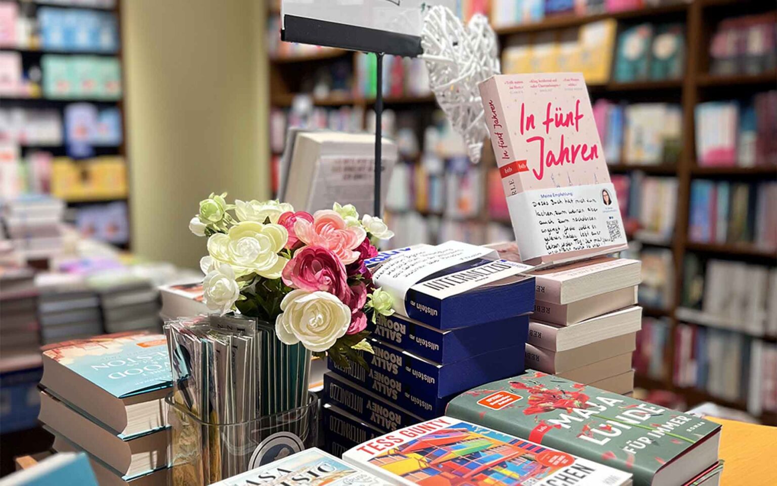 Bücher und Lesezeichen auf einem Tisch im Buchladen
