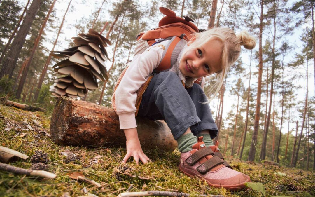 Mädchen mit affenzahn Schuhen im Wald
