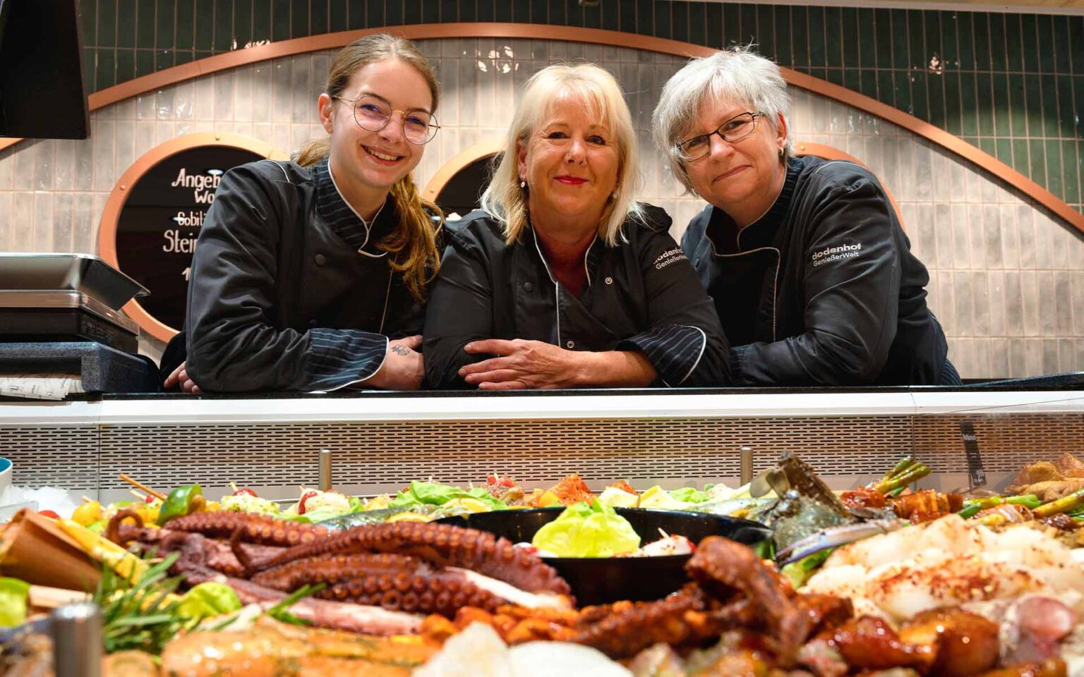 Drei Mitarbeiterinnen an der Fischtheke