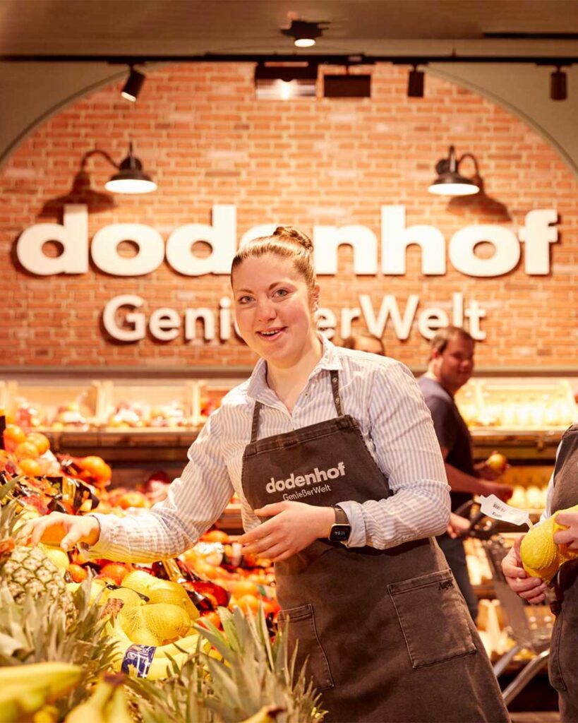 Verkäuferin beim Obst in der Genießerwelt