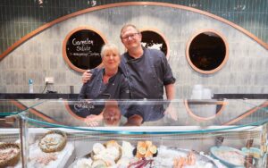 Zwei Mitarbeiter hinter der Fisch Theke
