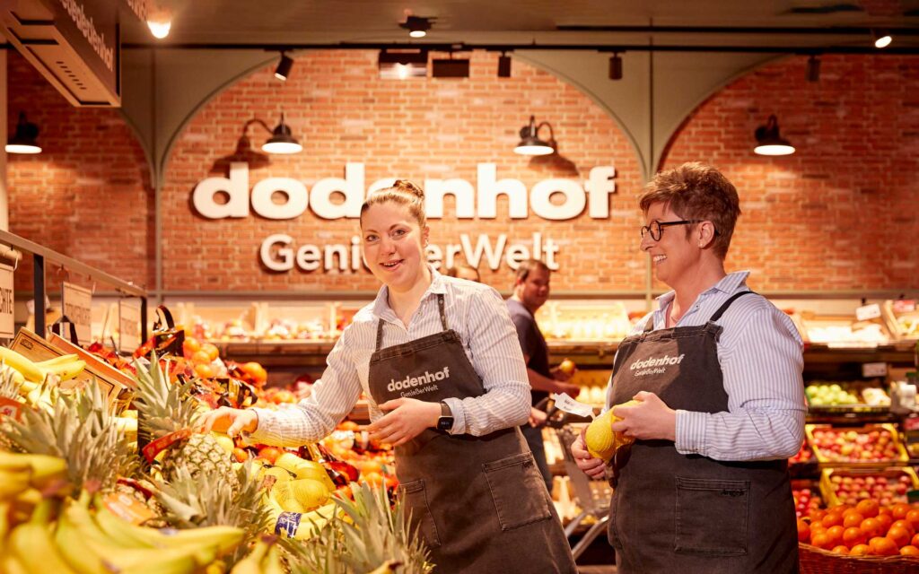 Zwei Mitarbeiterinnen beim Gemüse und Obst in der Genießerwelt