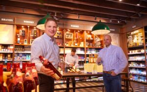 Zwei Mitarbeiter beim Wein Tasting