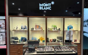 Ansicht Vitrine mit Mont Blanc Schreibgeräten