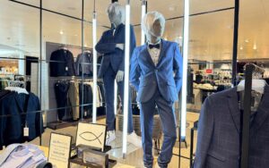 Zwei Figuren im Konfirmationsanzug