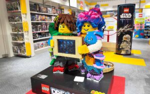 Zwei große Legofiguren bei den Spielwaren