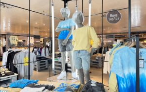 Zwei Jungenoutfits mit Jeansshorts