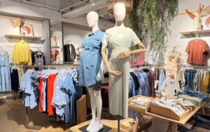 Zwei Modefiguren mit Jeanskleid und grünem Kleid