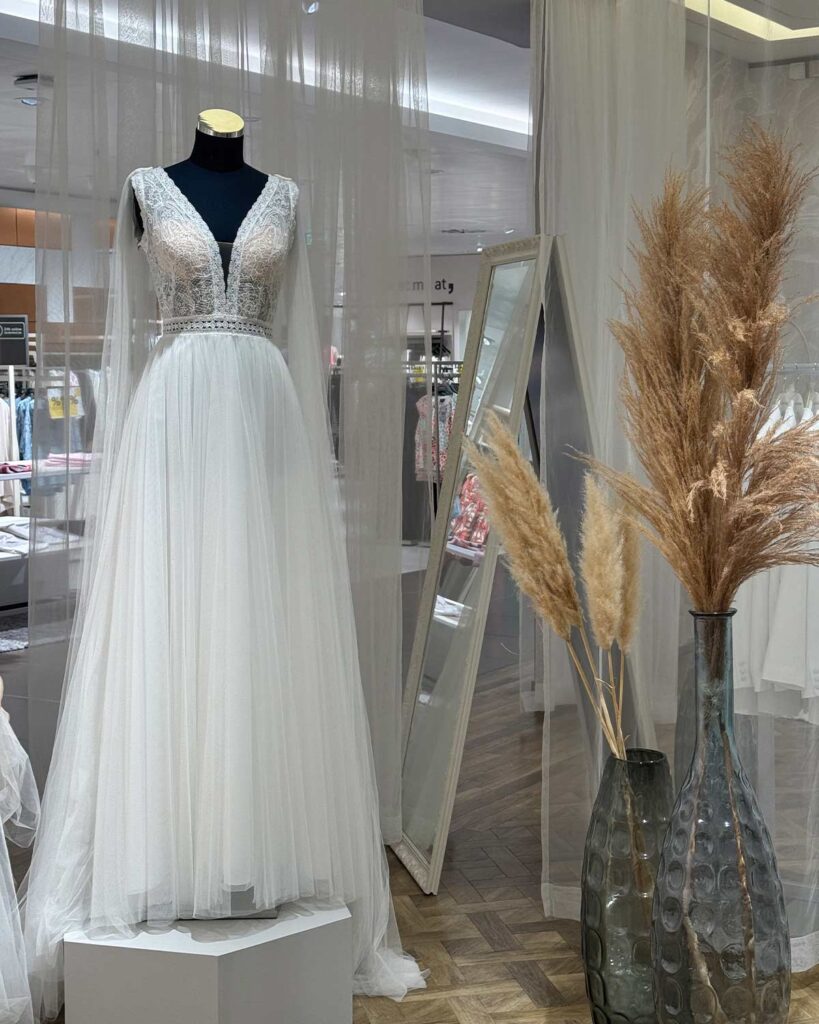 A-Linie Brautkleid auf einer Figur mit Pampasgras und Spiegel daneben