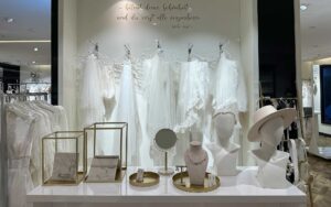 Brautaccessoires wie Schleicher und Haarschmuck auf einem Tisch