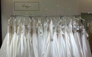 Brautkleider im Stil "classic" an der Stange