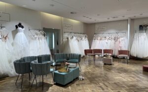 Üerblick über den Brautsalon mit vielen Kleider und Sitzmöglichkeiten