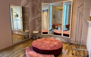 Raum mit Spiegeln und Podest in rosa Tönen