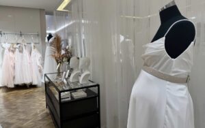 Figur mit schwangerem Bauch in Brautkleid