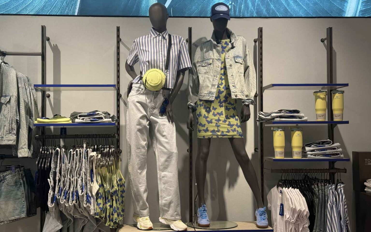 Damen Figuren sommerlich gestylt im d-strict