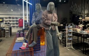 d-strict gestylte Figuren in der Damenabteilung