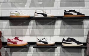 Sneaker in verschiedenen Farben auf einem Regal