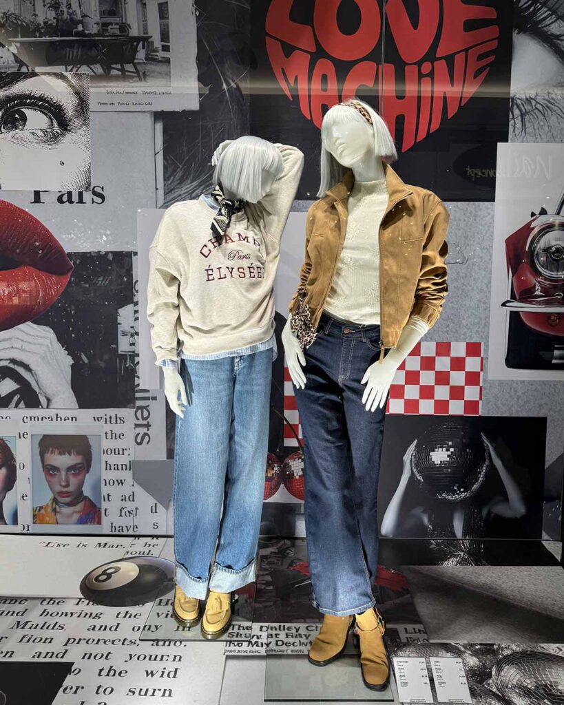 Zwei Figuren im Schaufenster in Damenmode