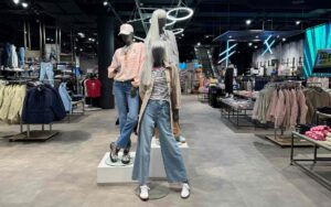 Drei Figuren in Frühjahrslooks