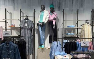 zwei Figuren in der Tommy Jeans Abteilung