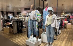 Drei Figuren in stilvollen Outfits in großen Größen