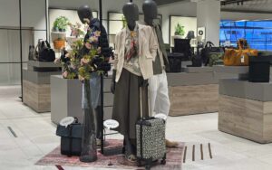 Drei Figuren mit Accessories und Reisegepäck