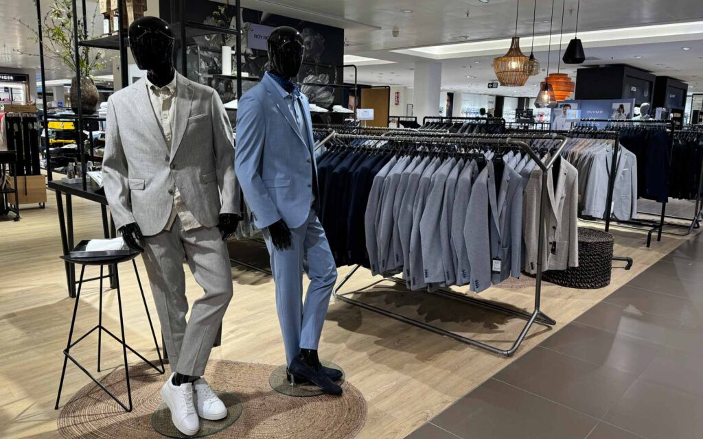 Figuren mit Anzügen i der Herrenabteilung